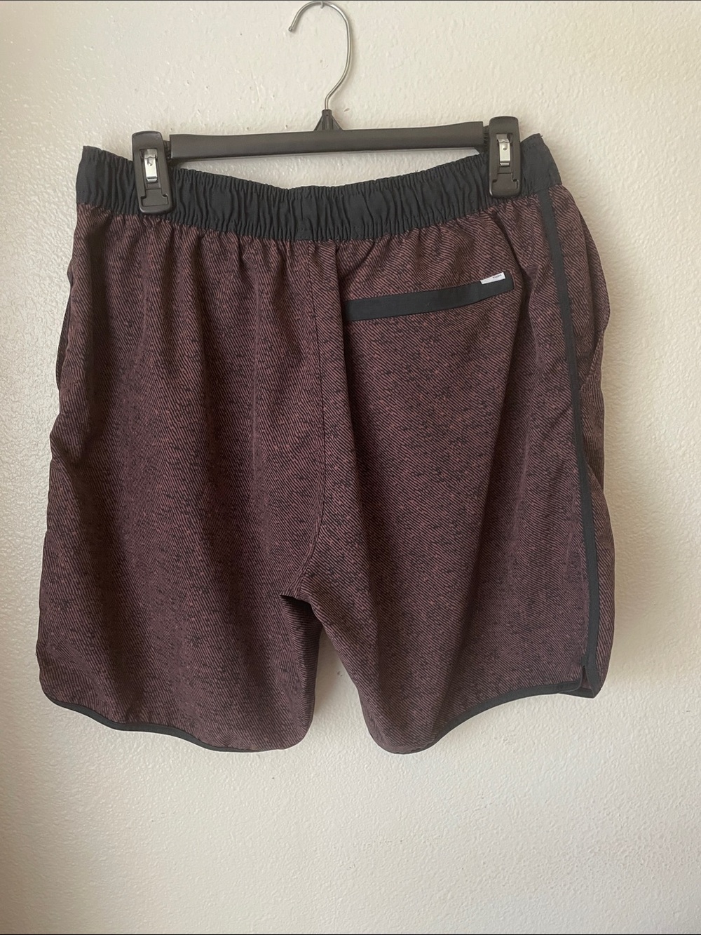 Vuori men’s Shorts Burgundy/Black Sz M - Picture 3 of 3